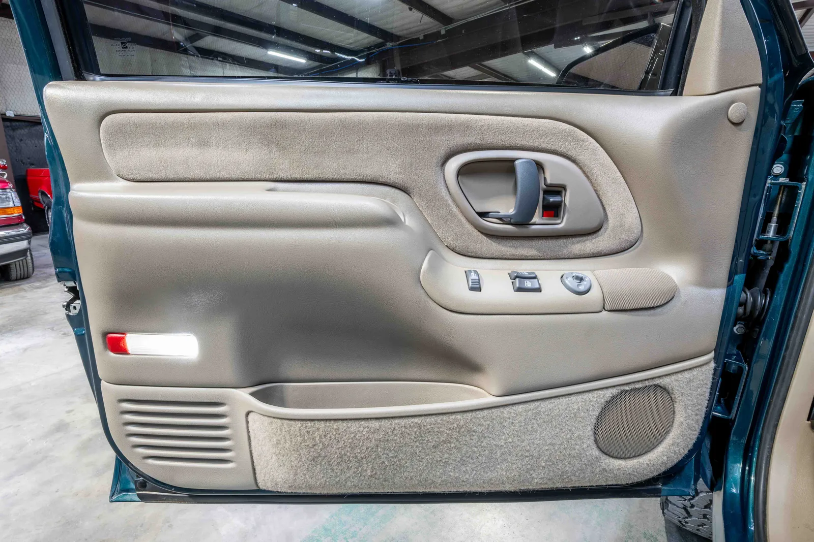 1996-Chevrolet-Silverado-Emerald Green Metallic-146925-44.jpg